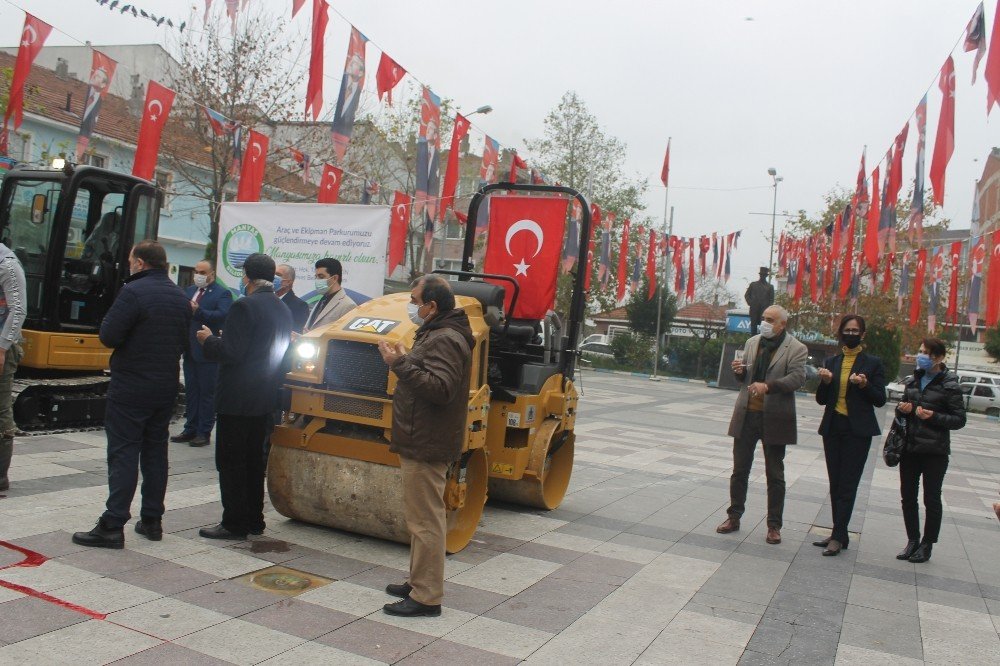 Manyas’ta 2 İş Makinası Törenle Hizmete Girdi