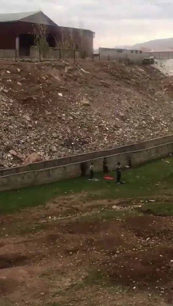 Küçük Çocuklar Seccadelerini Boş Alana Serip Namaz Kıldılar