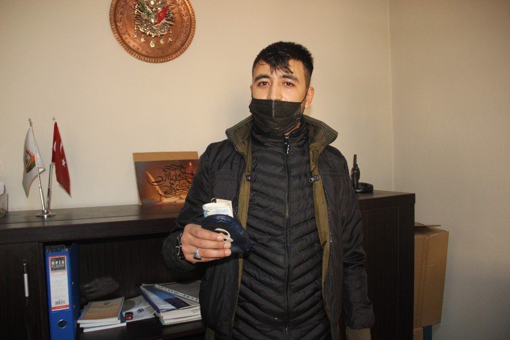Otobüste Bulduğu Parayı Yetkililere Ulaştırdı