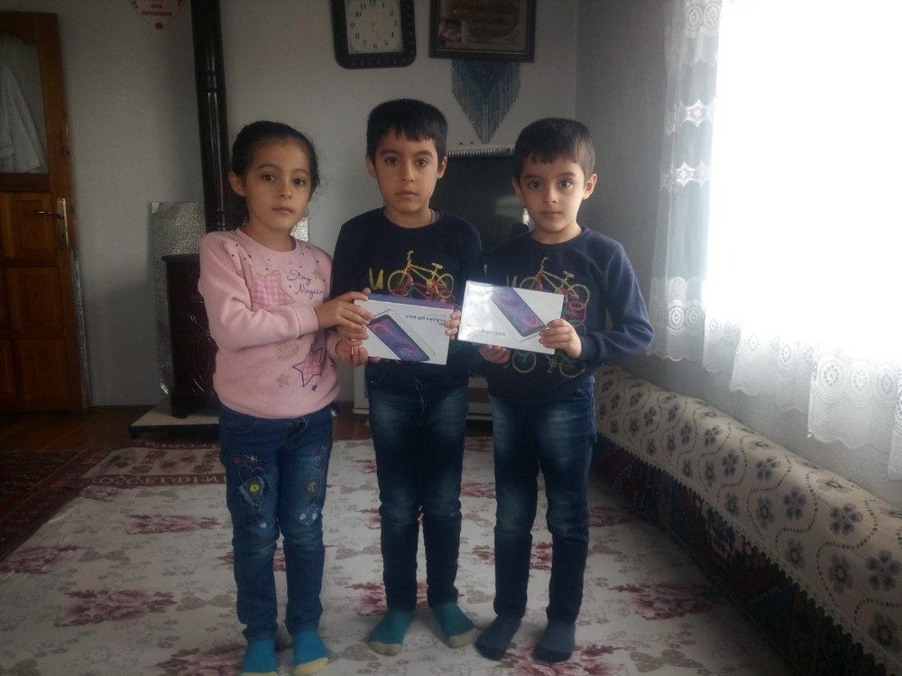 ’kutu Kutu Pense’ Oynayarak Tablet İsteyen Üçüzlerin Hayali Gerçekleşti
