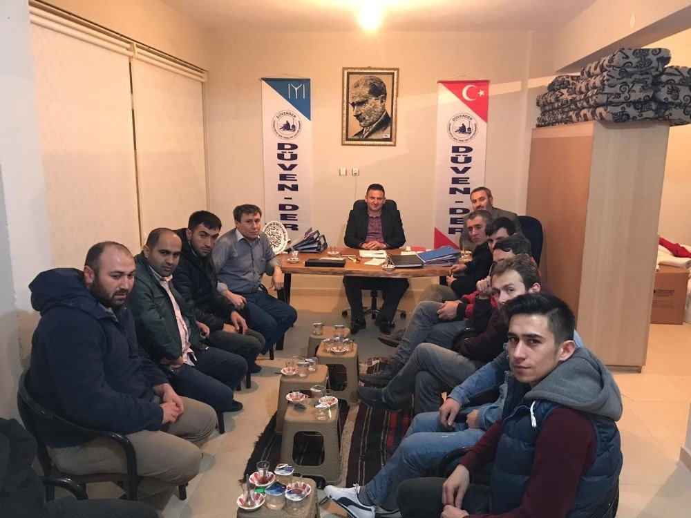 Köy Derneği İhtiyaç Sahibi Ailelere Erzak Yardımı Yaptı