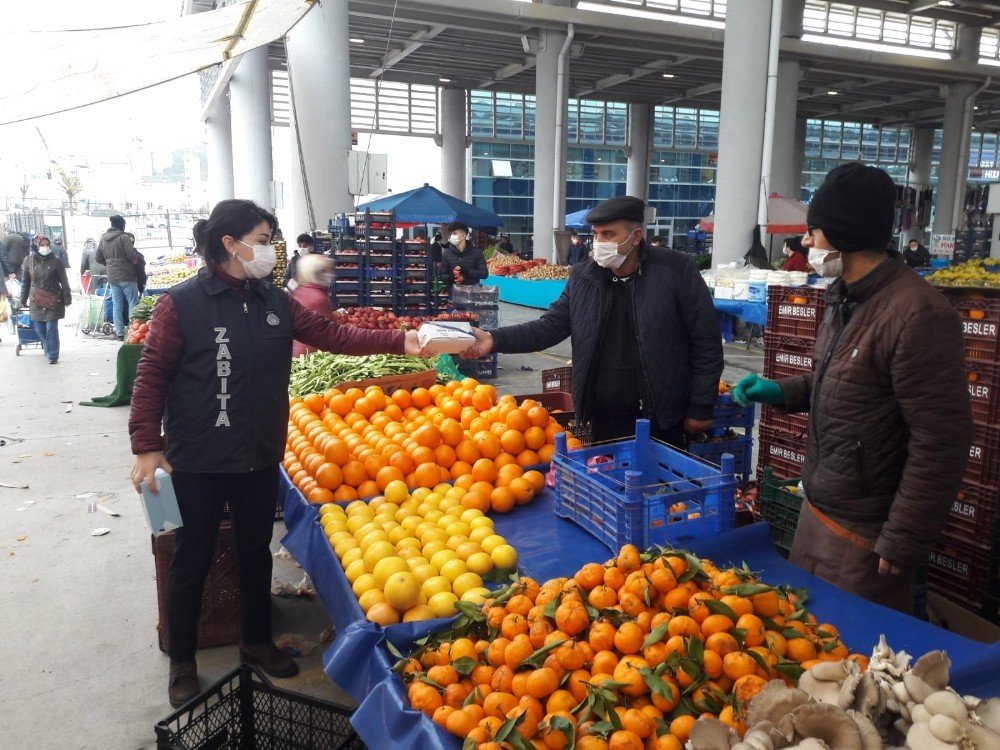 Gebze’de Pazarcılara Koruyucu Maske