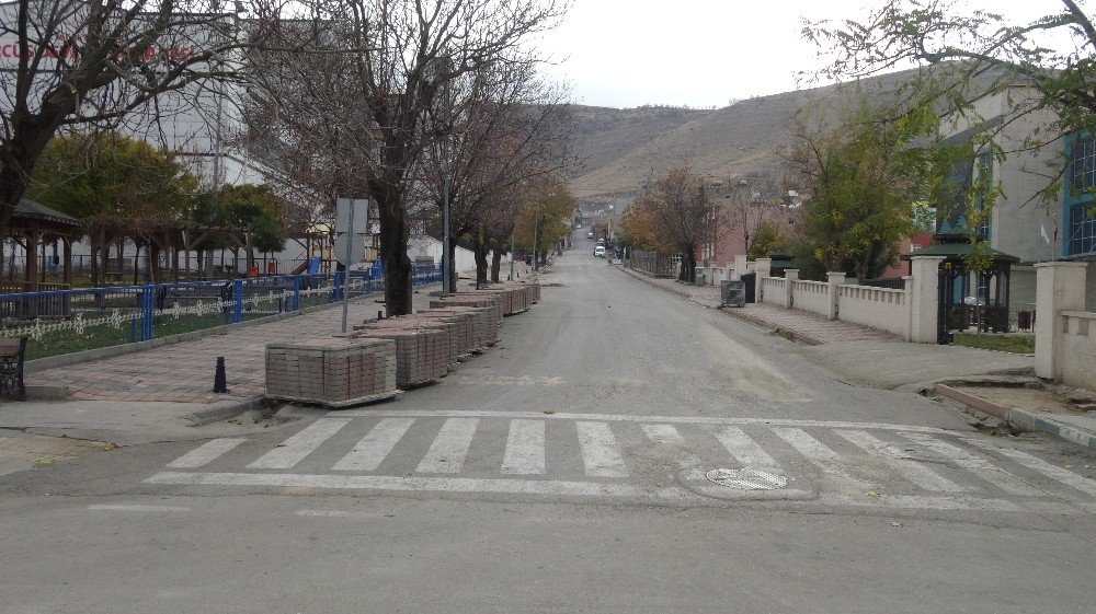 Gercüş İlçesinde Sokaklar Boş Kaldı
