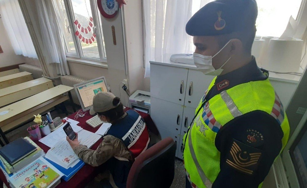 Jandarmadan Öğrencilere Eba Üzerinden Eğitim