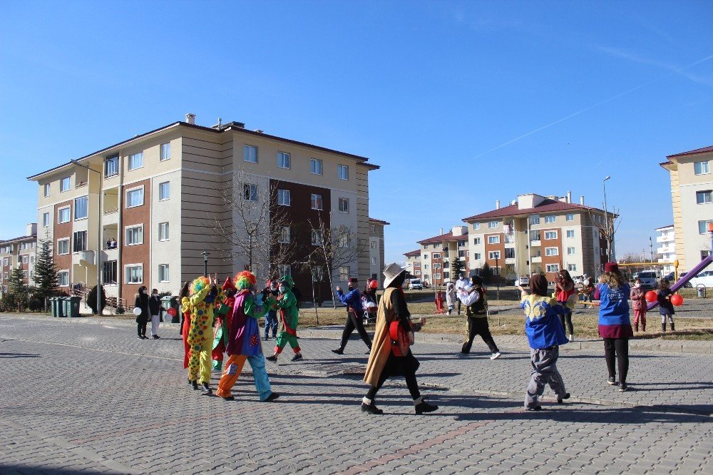 Sokağa Çıkma Kısıtlaması Bulunan Çocuklar İçin Eğlence Programı Düzenlendi