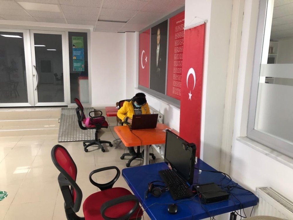 Evlerinde İnternet Olmayan Çocuklar Buraya Akın Ediyor