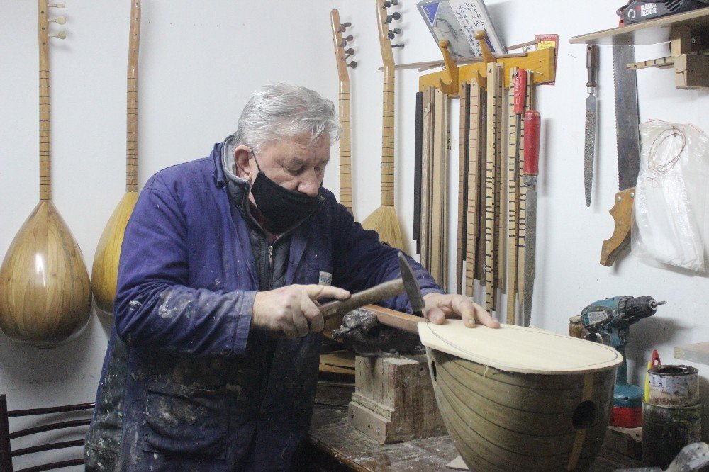 7 Metrekare Dükkanda 40 Yıldır Bağlama Yapıyor