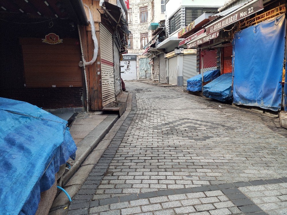 Kısıtlamayla Eminönü Meydanı Boş Kaldı