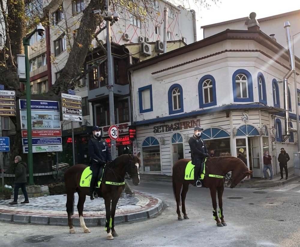 Atlı Polisler Kısıtlamaya Uymayanların Peşinde