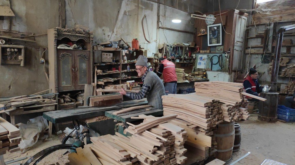 Bursa’da 88 Yaşındaki ‘fıçıcı Dede’ Hastanedeki Tedavisinin Ardından İşinin Başına Döndü