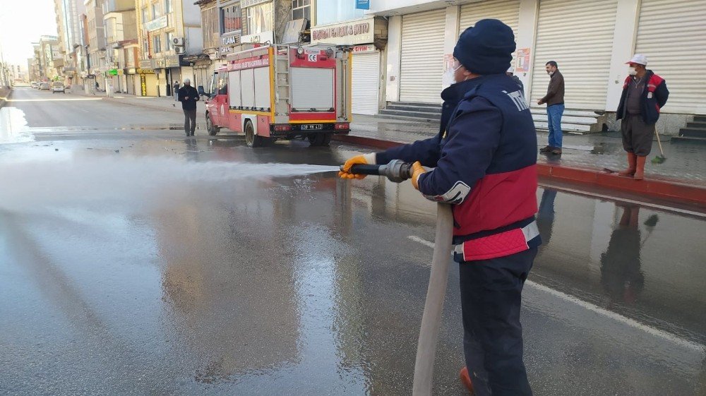 Yüksekova’da Yollar Tazyikli Suyla Yıkandı