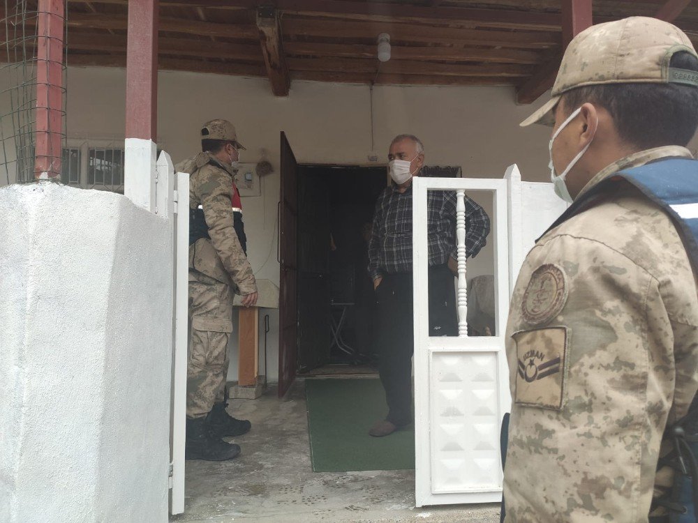 Jandarma Kısıtlamada Yaşlıların Yardımına Koştu