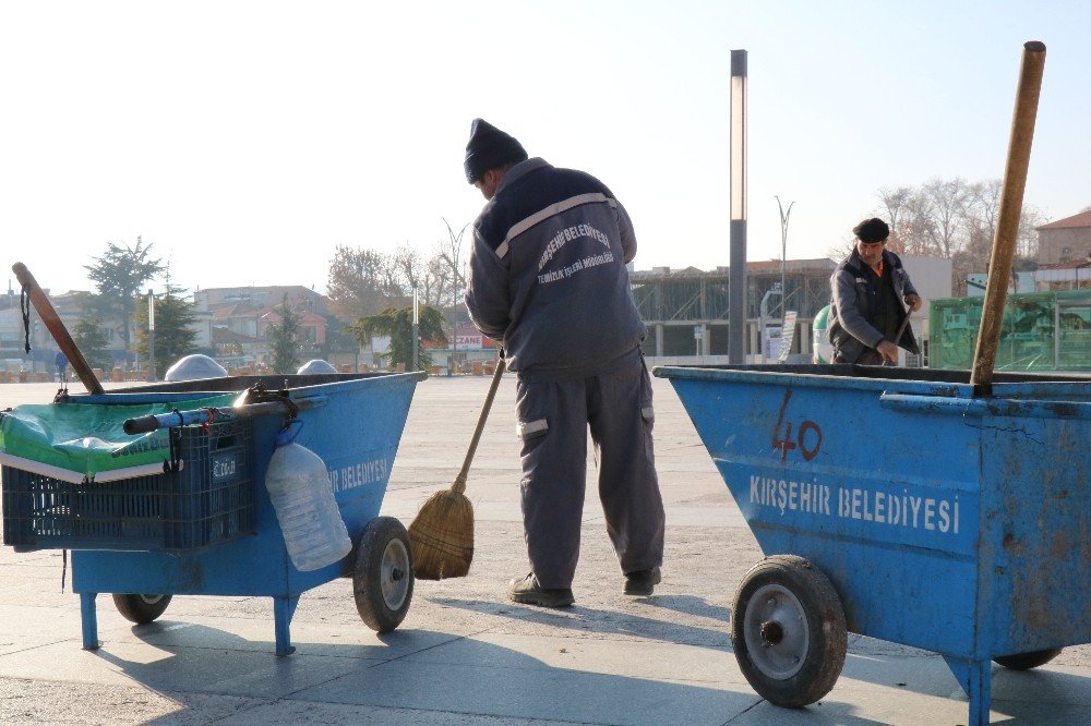 Kısıtlamalarda Kırşehir Temizlik Görevlilerinden Mesaj