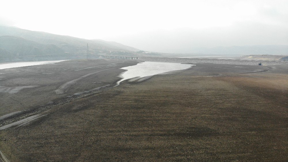 Elazığ’da Sular Çekildi, Barajı Besleyen Koca Nehir Dereye Döndü