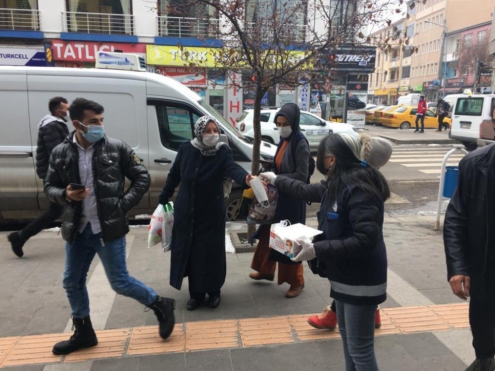 Kars’ta Belediye Vatandaşlara Maske Dağıttı
