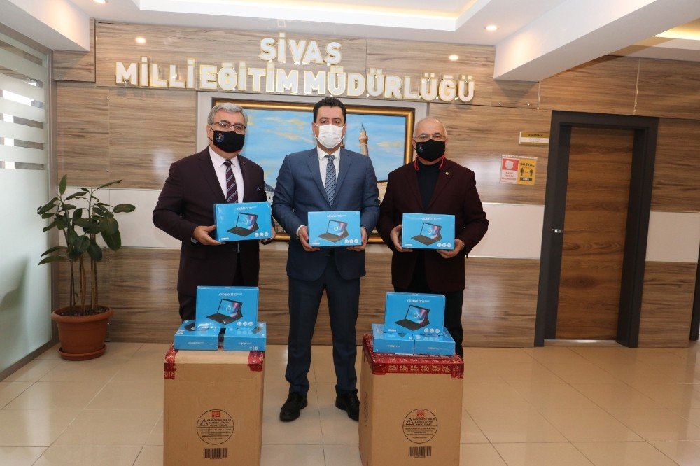 Sivas’ta Ki İhtiyaç Sahibi Öğrencilere Tablet Desteği