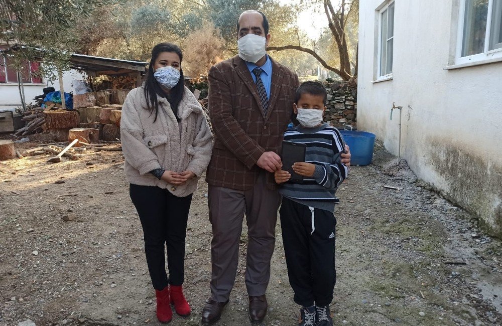 Görme Engelli Orhan Can’a Çerçioğlu’ndan Tablet Hediyesi