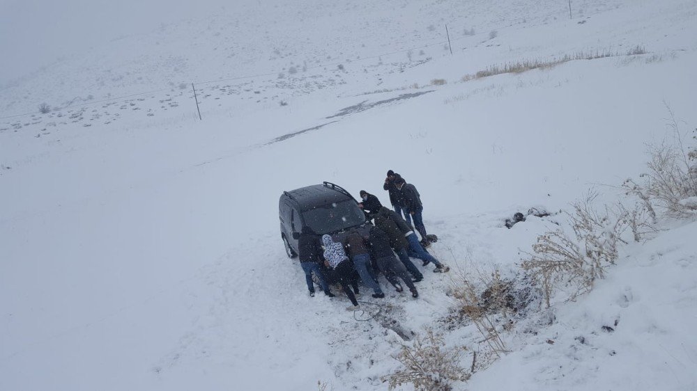 Bingöl’de Kar Yağışı Kazalara Neden Oldu