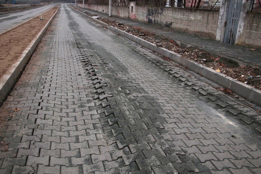 Ağır Tonajlı Araçlar Yeni Yapılan Yolu Çökertti