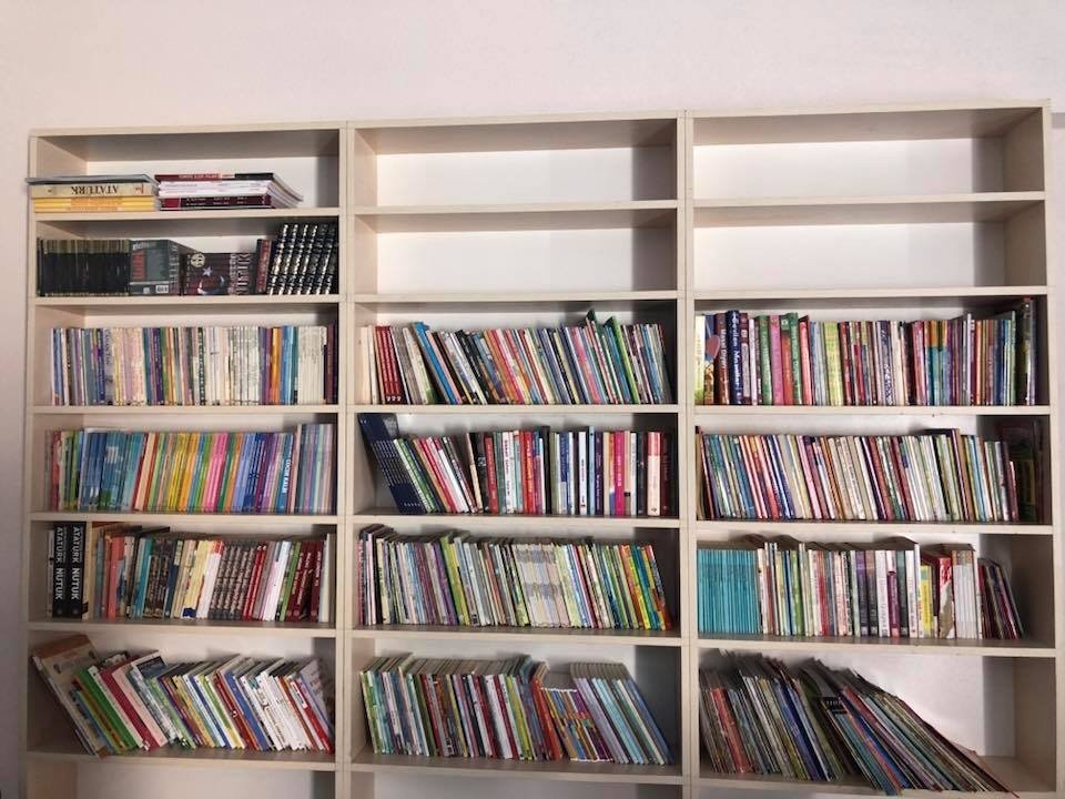 Çandarlı’daki Kütüphane Yeni Kitaplarla Zenginleştirildi
