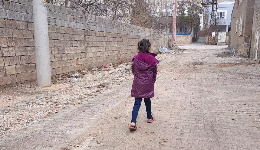Tableti Olmayan 7 Yaşındaki Öğrenci, Canlı Derslere Katılmak İçin Her Gün 1 Kilometre Yürüyor