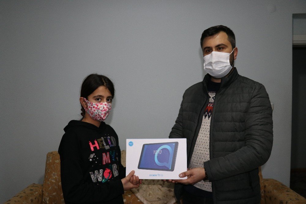 Fedakar Öğretmen 15 Öğrenciyi Daha Uzaktan Eğitimle Buluşturdu