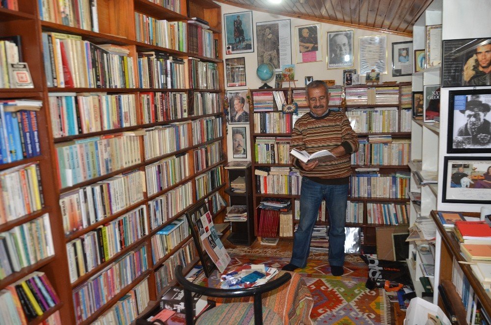 Emekli Öğretmen, Evini Kütüphaneye Çevirdi