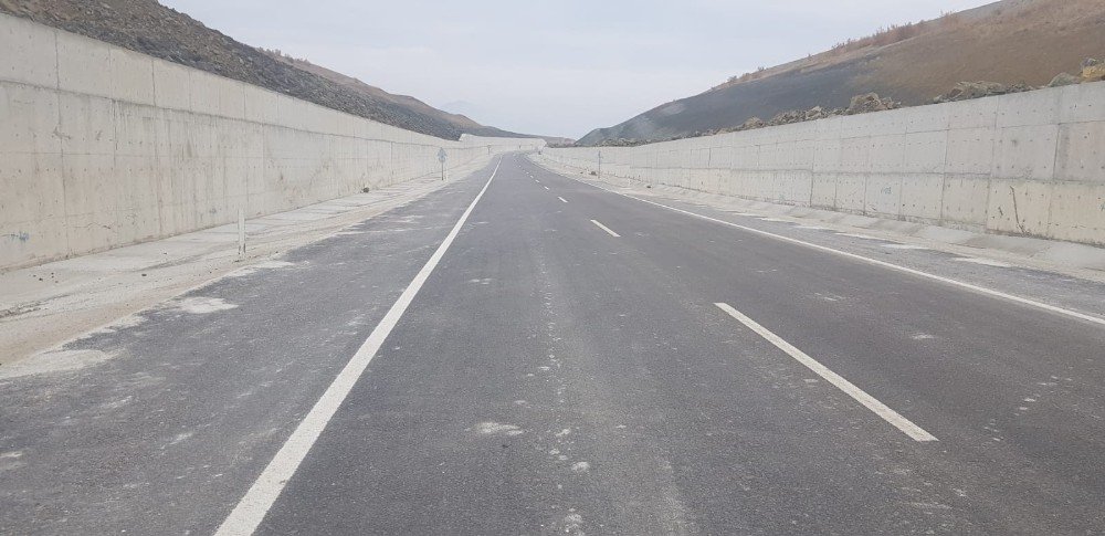 Heyelan Nedeniyle Trafiğe Kapanan Yolda Mutlu Son