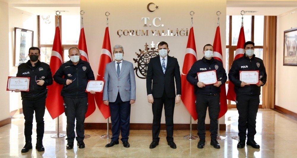 Yaşlı Kadını Sırtında Taşıyan Fedakar Polislere Başarı Belgesi