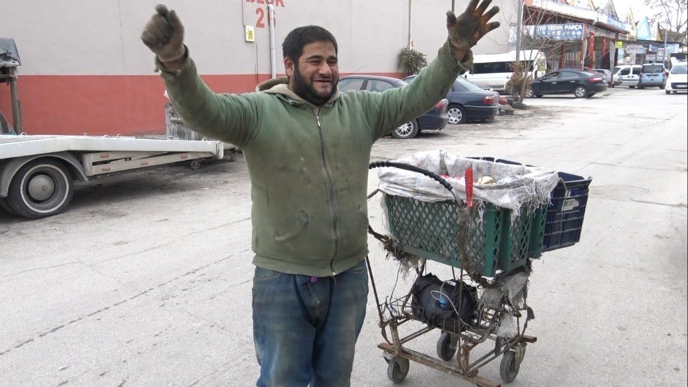 Ekmek Mücadelesinde ‘eğlencesini’ De Yanında Taşıyor