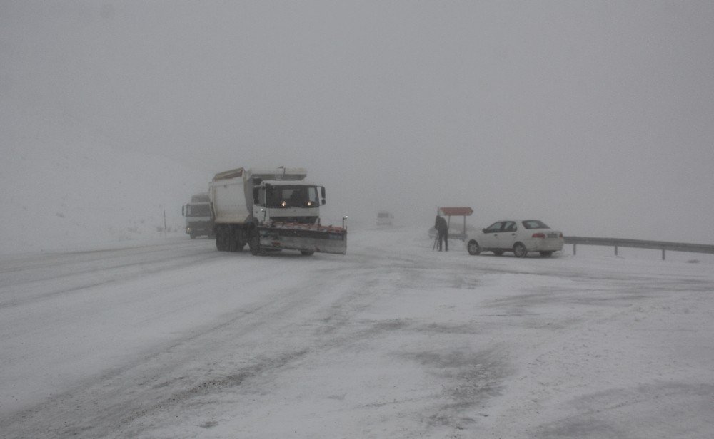 Erzincan’ın Yüksek Kesimlerinde Kar Yağışı Etkili Oldu