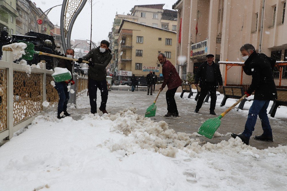 Hakkari’de Kar Timleri Görev Başında