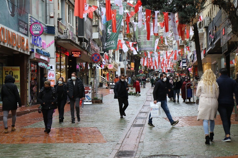 Kocaeli’nin İşlek Cadde Ve Sokaklarında Maskesiz Gezen İnsanlar ’pes’ Dedirtti