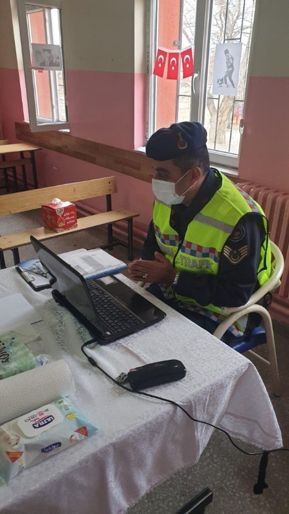 Jandarma Eba Üzerinden 37 Öğrenciye Trafik Dersi Verdi
