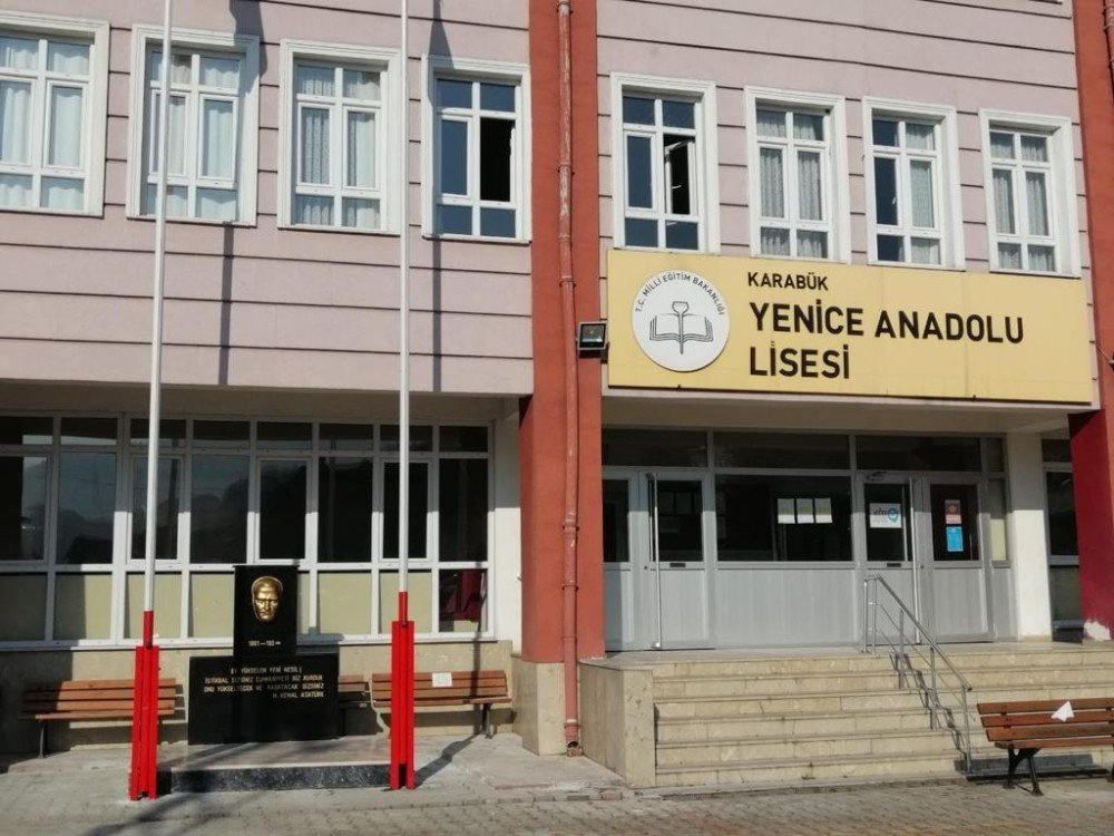 İlçedeki İki Okulun Bahçesinde Yenileme Çalışması Yapıldı