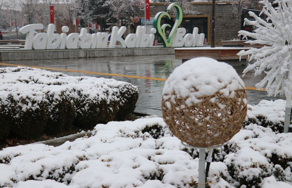 Bolu’da Kent Merkezine Mevsimin İlk Karı Düştü