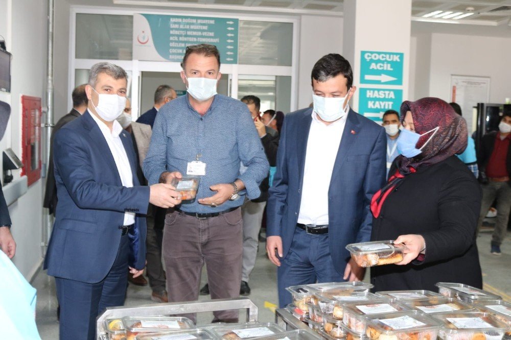 Ak Parti Heyetinden Mücadelenin Başkahramanlarına İkram