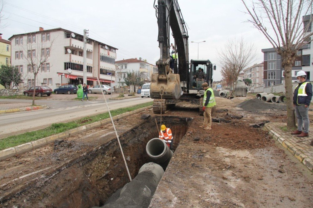 Hendek’te Yağmur Suyu Hattı Çalışmaları Sürüyor