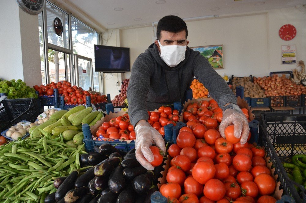 Kıraathanesini Manava Dönüştürdü