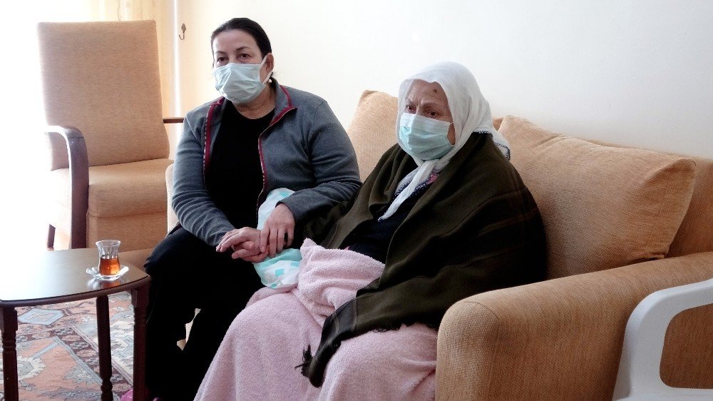 Yaşlı Çift Korona Virüsü Yendi