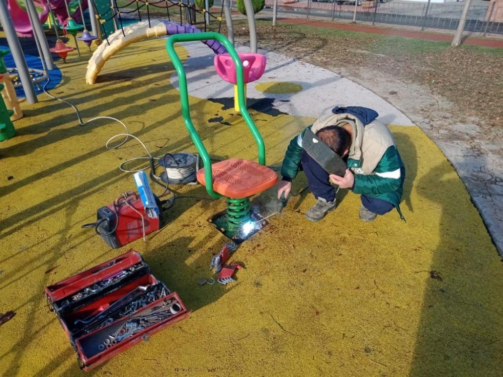 Park Ve Yeşil Alanlarda Bakım Çalışmaları Sürüyor