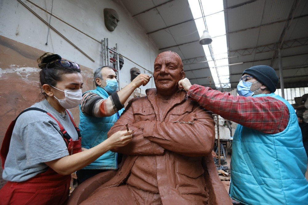 Bekir Coşkun’un İlk Heykeli Buca’ya