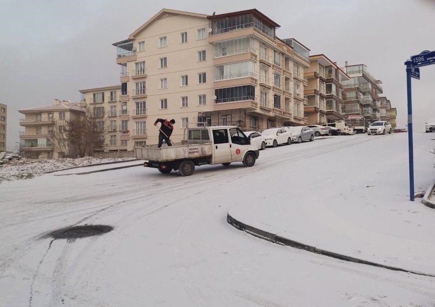 Keçiören’de 150 Personelle İlk Kar Temizliği Yapıldı