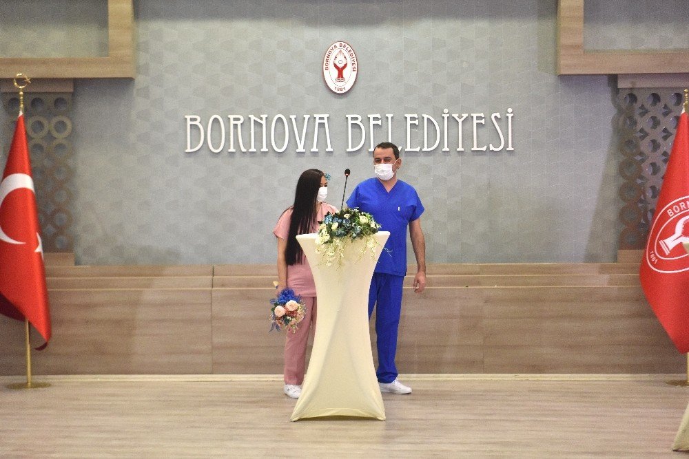 Hemşire Önlüğü Gelinlik, Ambulans İse Gelin Arabası Oldu