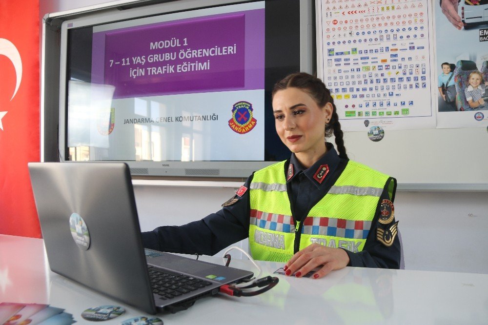 Jandarmadan Öğrencilere Uzaktan Trafik Eğitimi