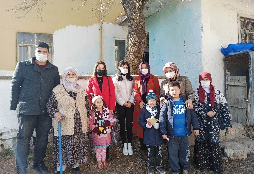 Çocuklar Üşümesin Diye Giysi Yardımı Yaptılar