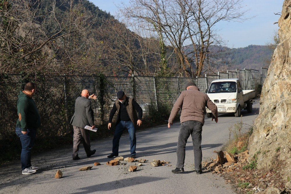 Mahallelinin Üstüne Taş Yağıyor