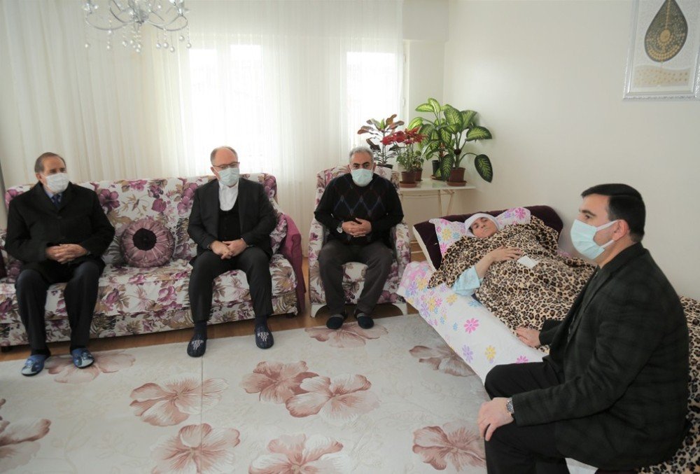 Yaşlı Kadın Biriktirdiği Yarım Milyonu Cami İçin Bağışladı