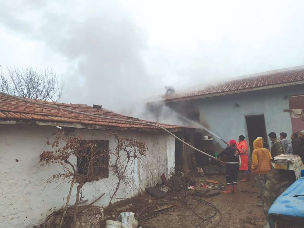 Sungurlu İtfaiyesi Bu Sene 272 Yangına Müdahale Etti