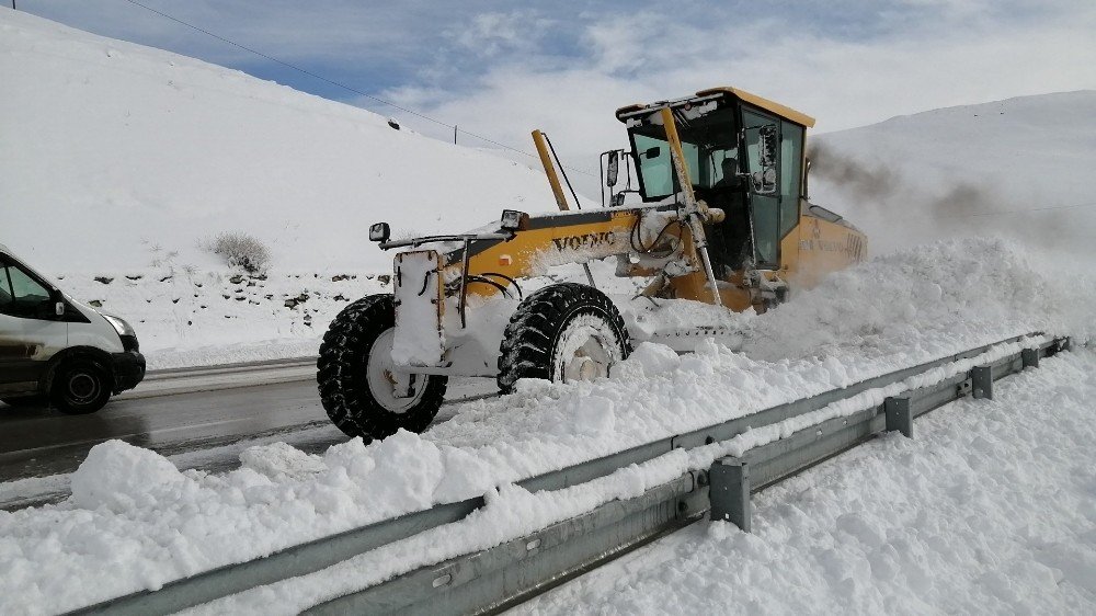 Van’da Kardan Dolayı Kapanan Yollar Açılıyor